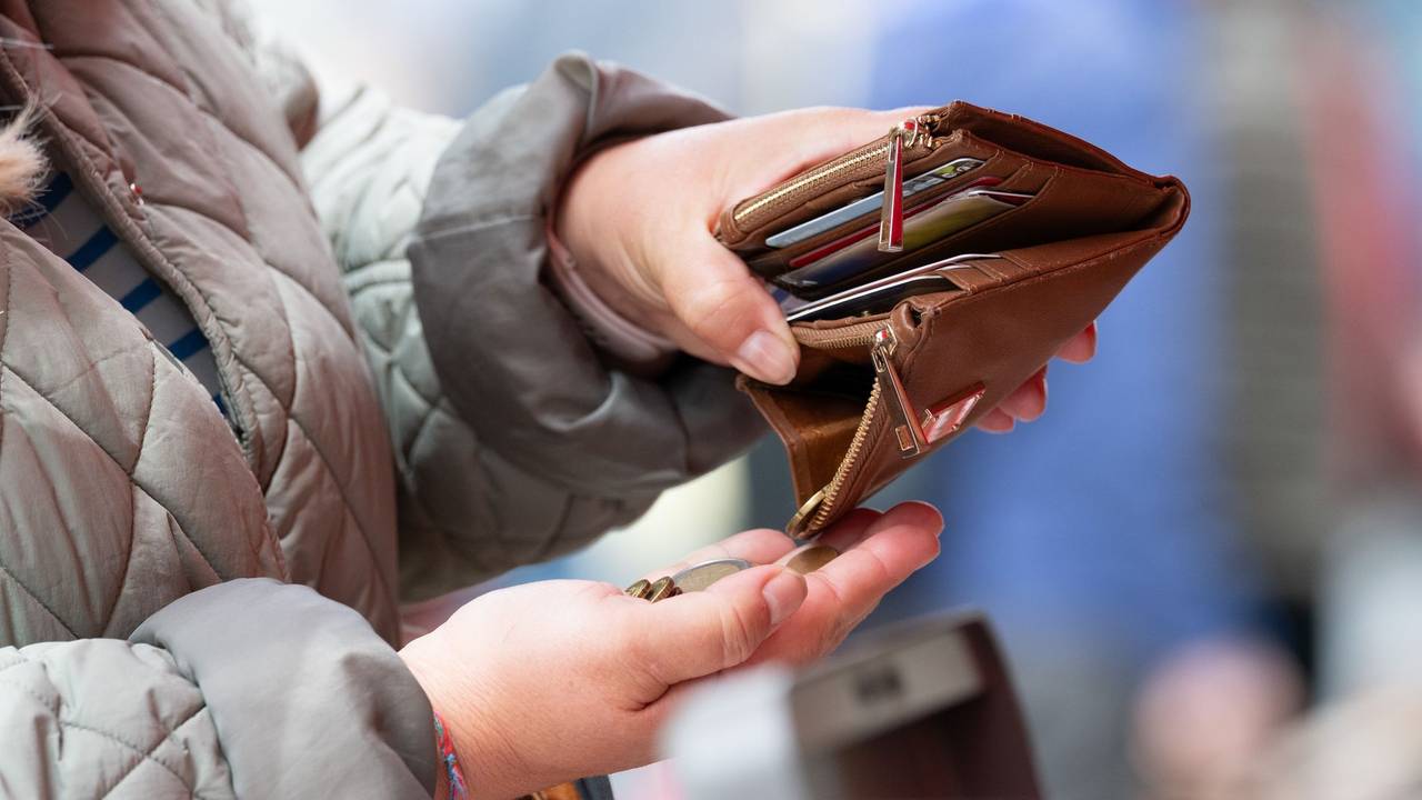 Je höher die Teuerungsrate, umso geringer die Kaufkraft der Menschen: Sie können sich für einen Euro dann weniger leisten. (Symbolbild)