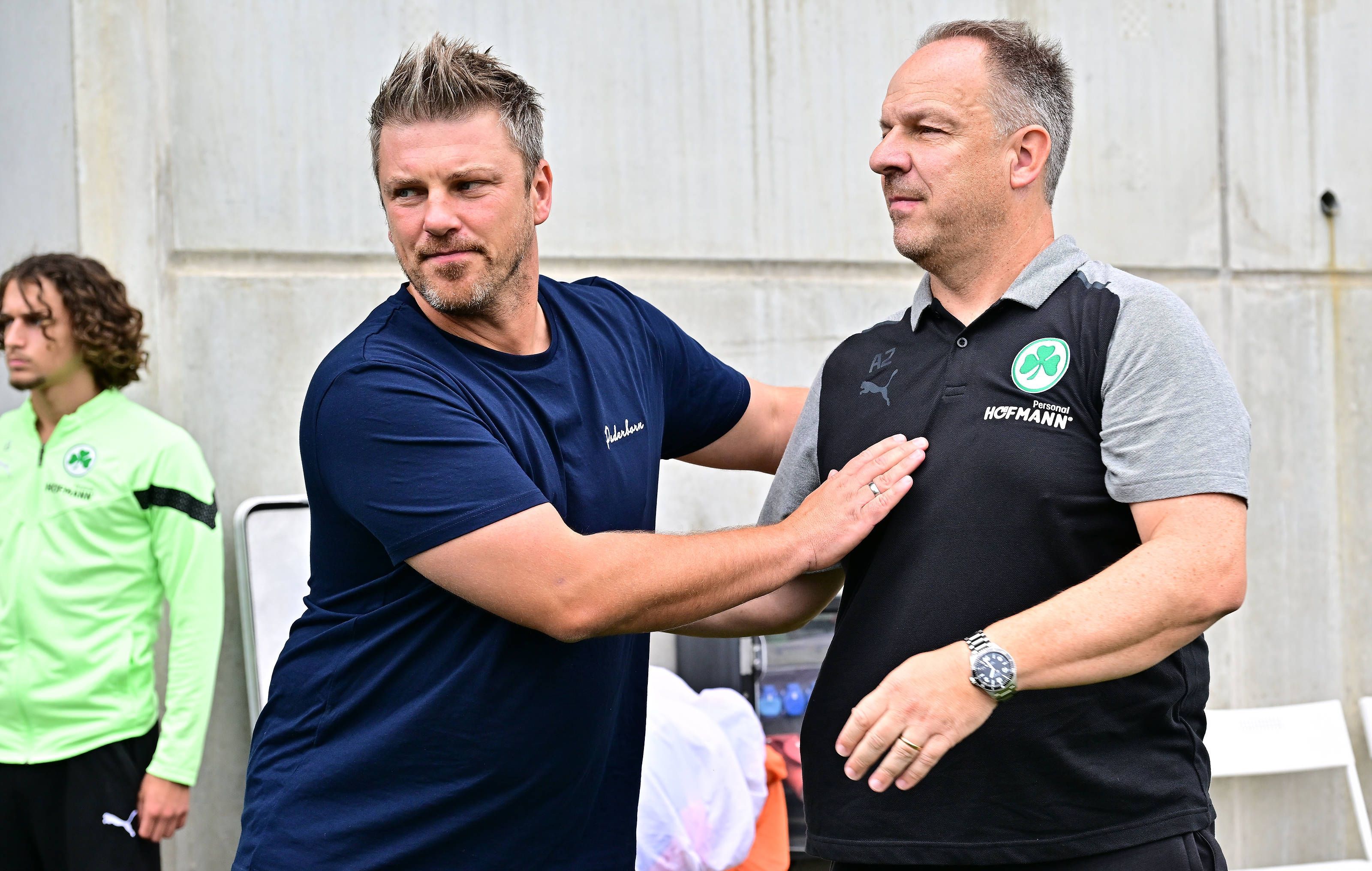 Lukas Kwasniok und Alexander Zorniger begrüßen sich.