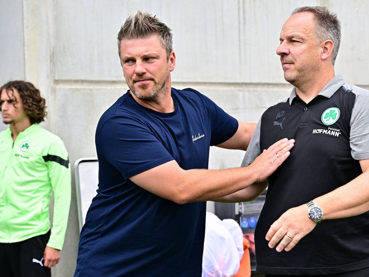 Lukas Kwasniok und Alexander Zorniger begrüßen sich.