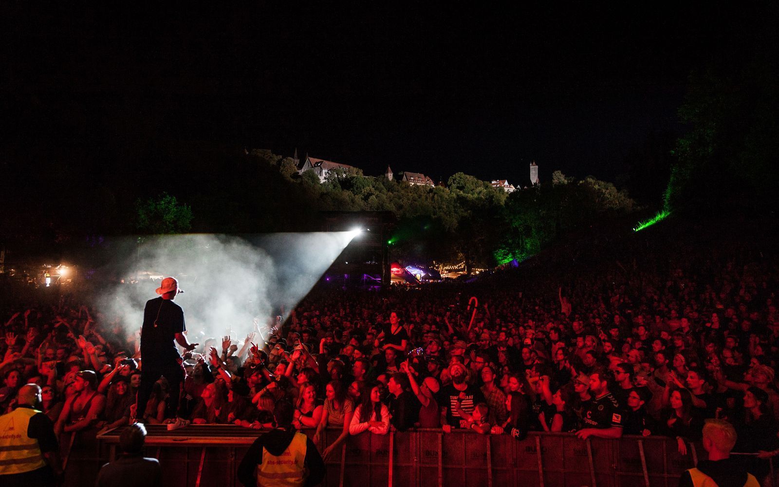 Die Atmosphäre zählt: „Den ganzen Wahnsinn multipler Bühnen und vieler paralleler 'Activities' wollten wir nie mitmachen“, sagt Taubertal-Festival-Gründer Volker Hirsch: „Wir bleiben menschlich, idyllisch und überschaubar.“ (Bild: Sebastian Goeß / Taubertal-Festival)