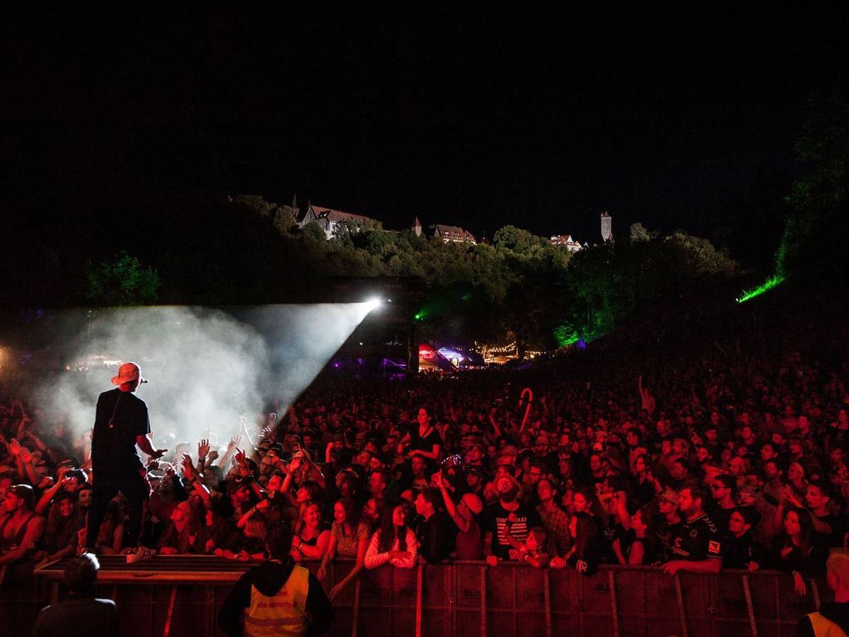 Die Atmosphäre zählt: „Den ganzen Wahnsinn multipler Bühnen und vieler paralleler 'Activities' wollten wir nie mitmachen“, sagt Taubertal-Festival-Gründer Volker Hirsch: „Wir bleiben menschlich, idyllisch und überschaubar.“ (Bild: Sebastian Goeß / Taubertal-Festival)