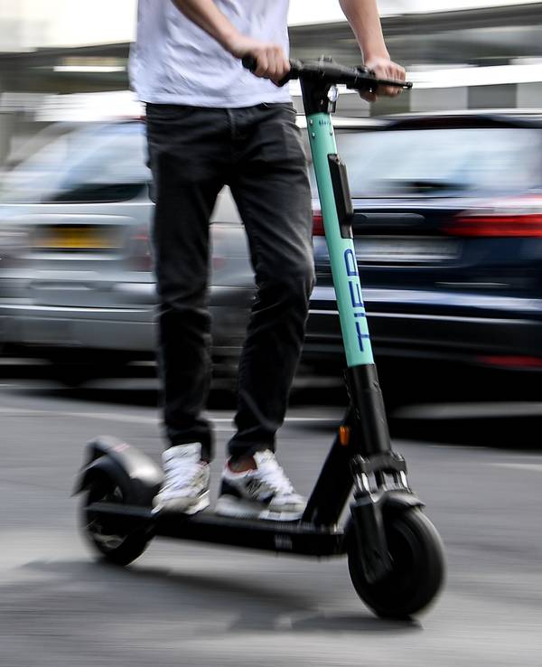 Bei einem Unfall mit einem E-Scooter wurde ein Mann tödlich verletzt. Das Symbolfoto zeigt einen Mann auf einem E-Scooter. Es steht nicht im direkten Zusammenhang mit dem Fall).