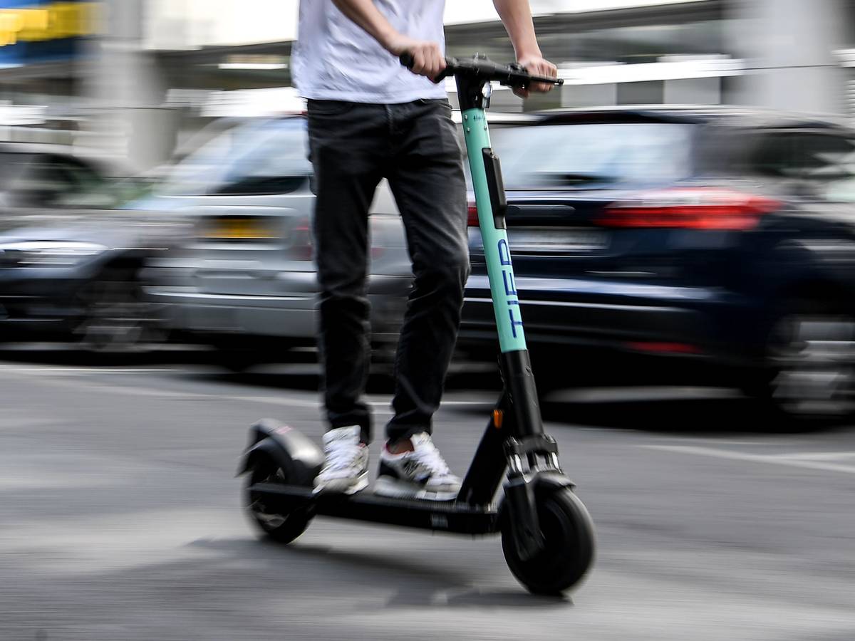 Bei einem Unfall mit einem E-Scooter wurde ein Mann tödlich verletzt. Das Symbolfoto zeigt einen Mann auf einem E-Scooter. Es steht nicht im direkten Zusammenhang mit dem Fall).