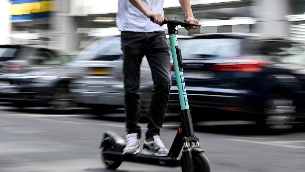 Bei einem Unfall mit einem E-Scooter wurde ein Mann tödlich verletzt. Das Symbolfoto zeigt einen Mann auf einem E-Scooter. Es steht nicht im direkten Zusammenhang mit dem Fall).