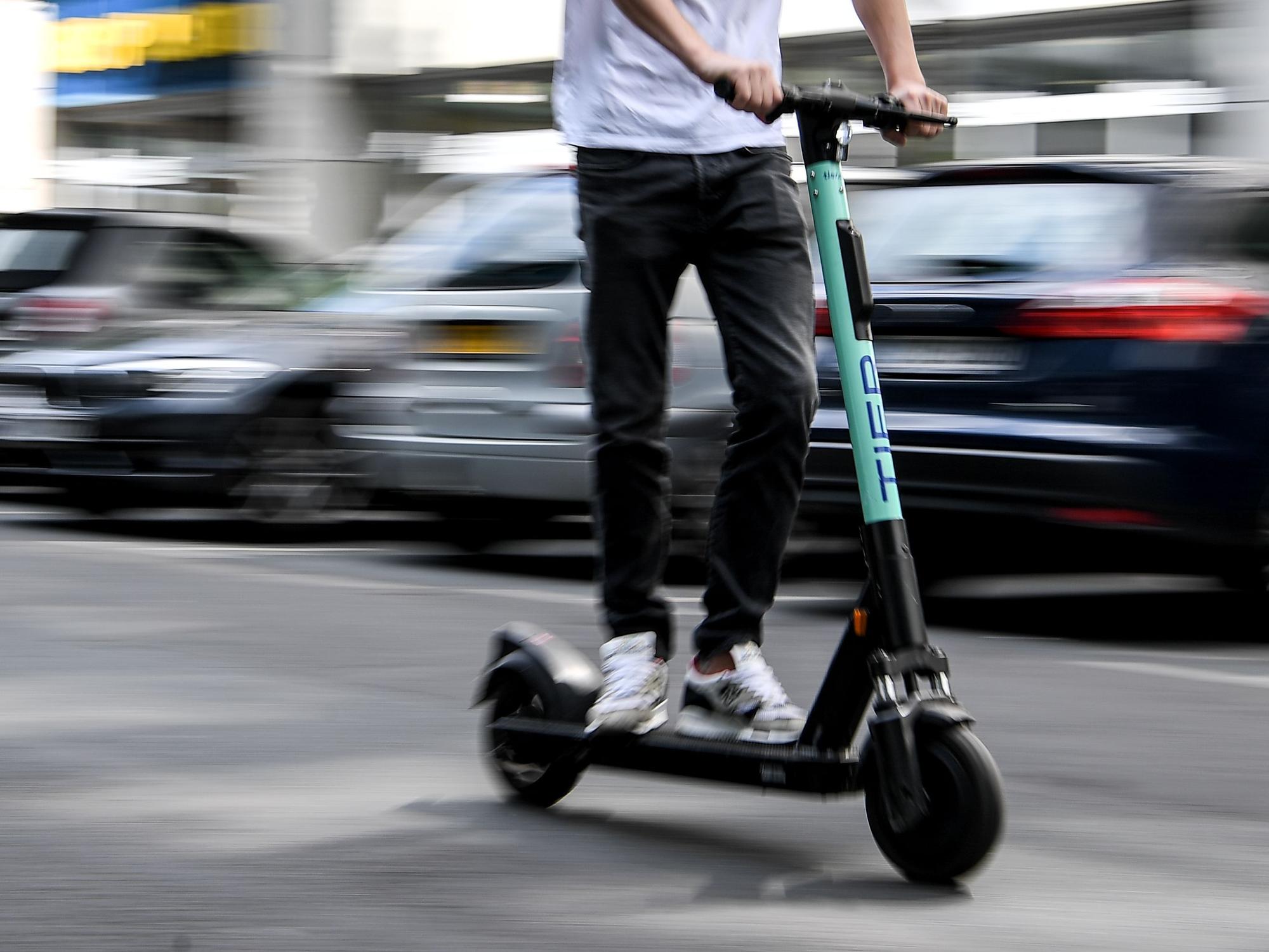 Bei einem Unfall mit einem E-Scooter wurde ein Mann tödlich verletzt. Das Symbolfoto zeigt einen Mann auf einem E-Scooter. Es steht nicht im direkten Zusammenhang mit dem Fall).
