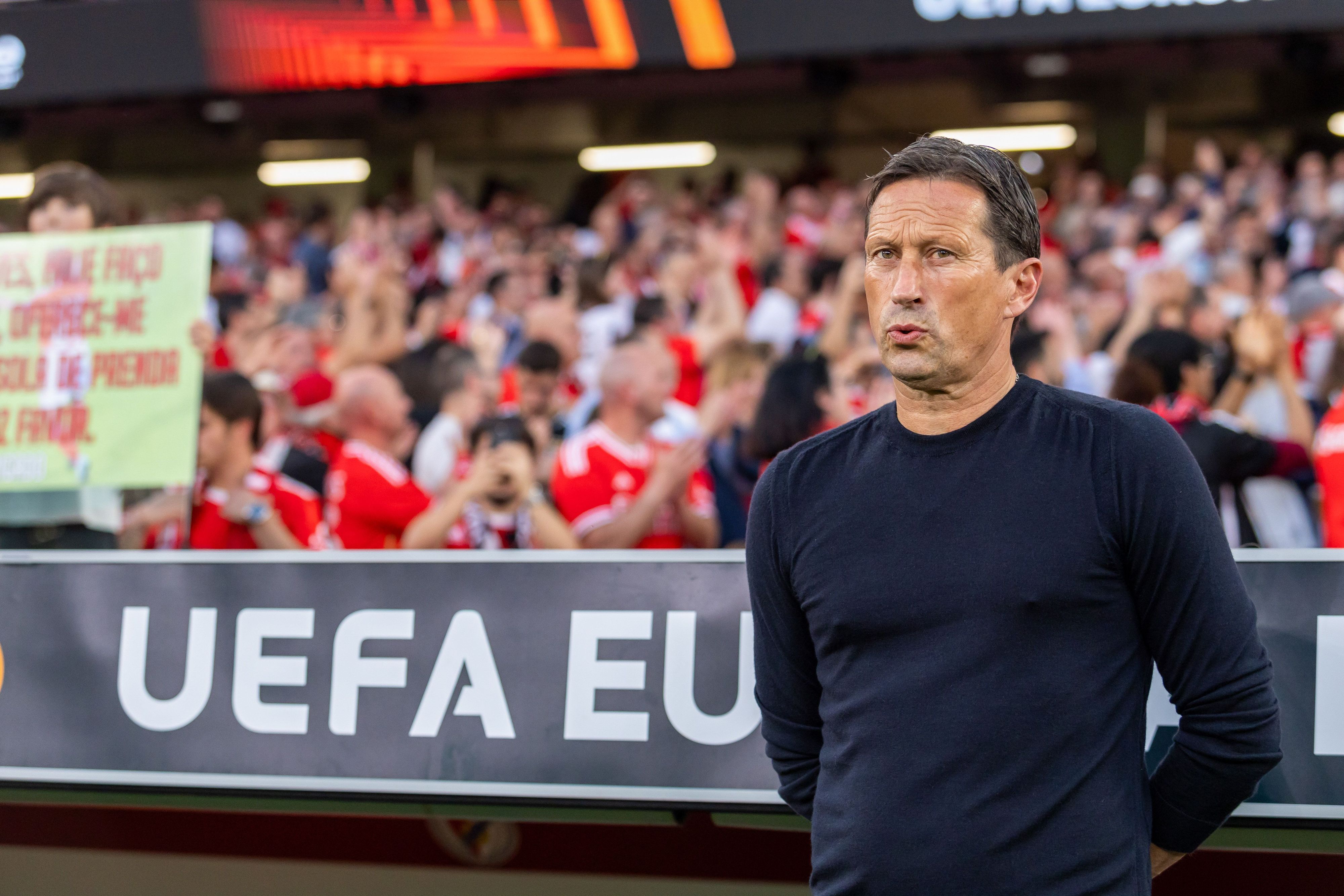 Roger Schmidt steht an der Seitenslinie.