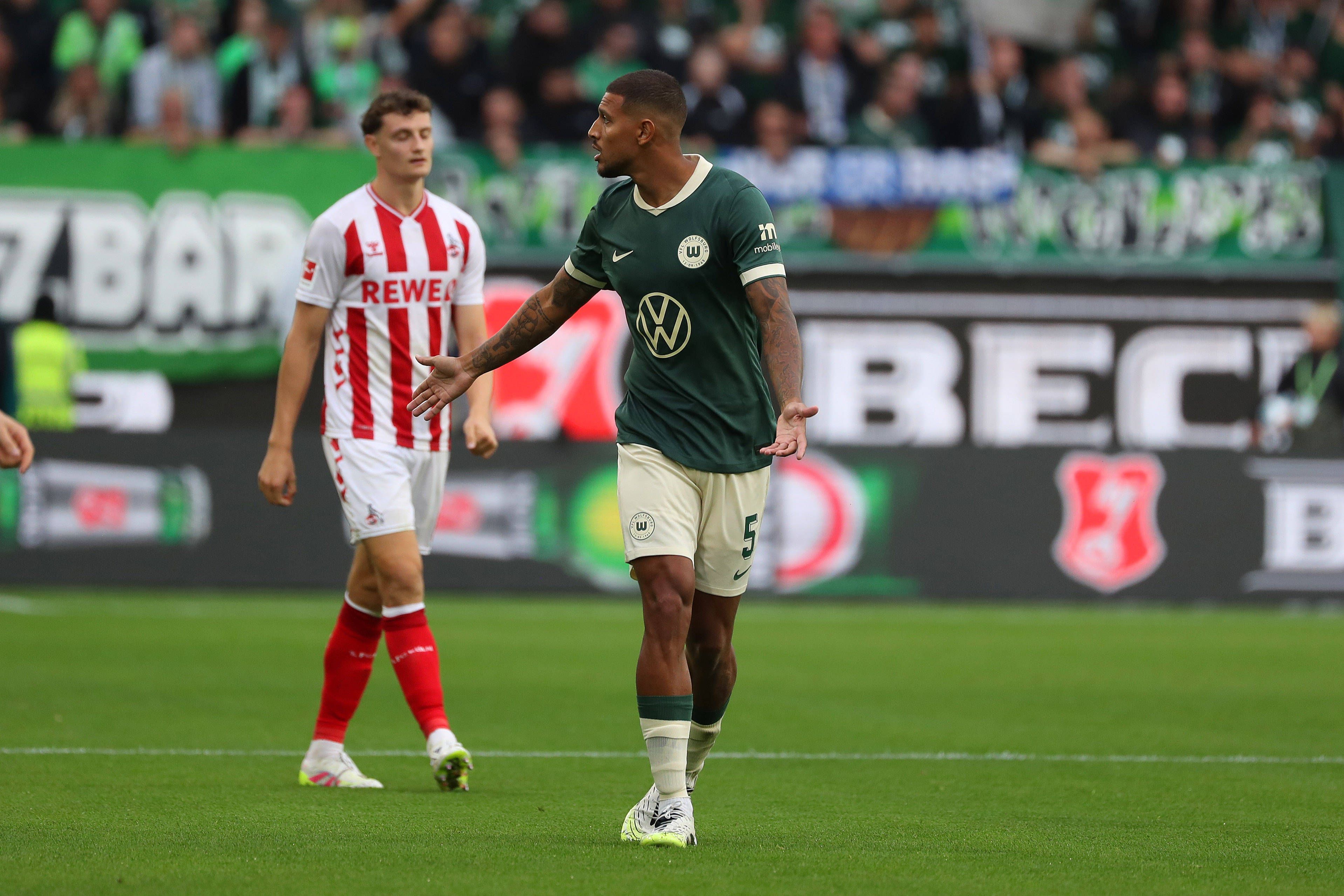 Vinicius Souza dreht sich auf dem Platz um.