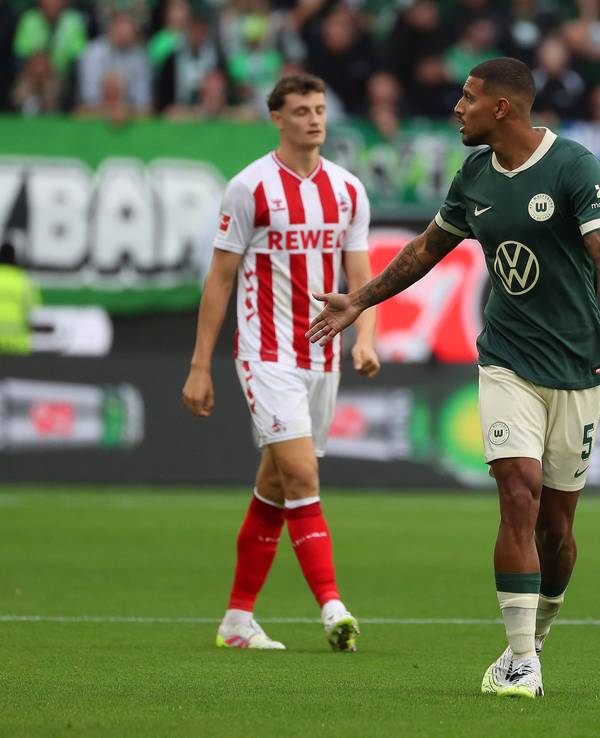 Vinicius Souza dreht sich auf dem Platz um.