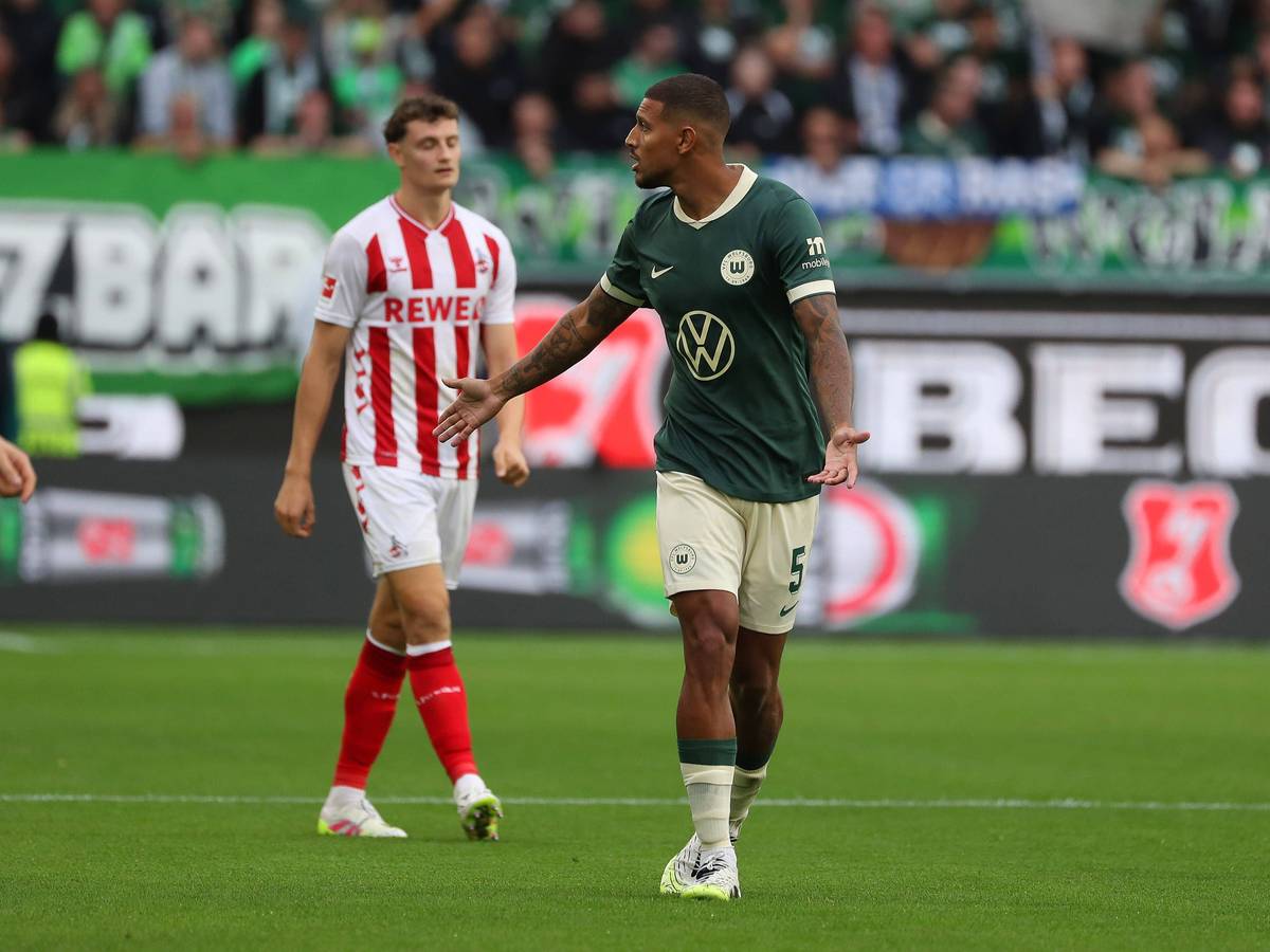 Vinicius Souza dreht sich auf dem Platz um.