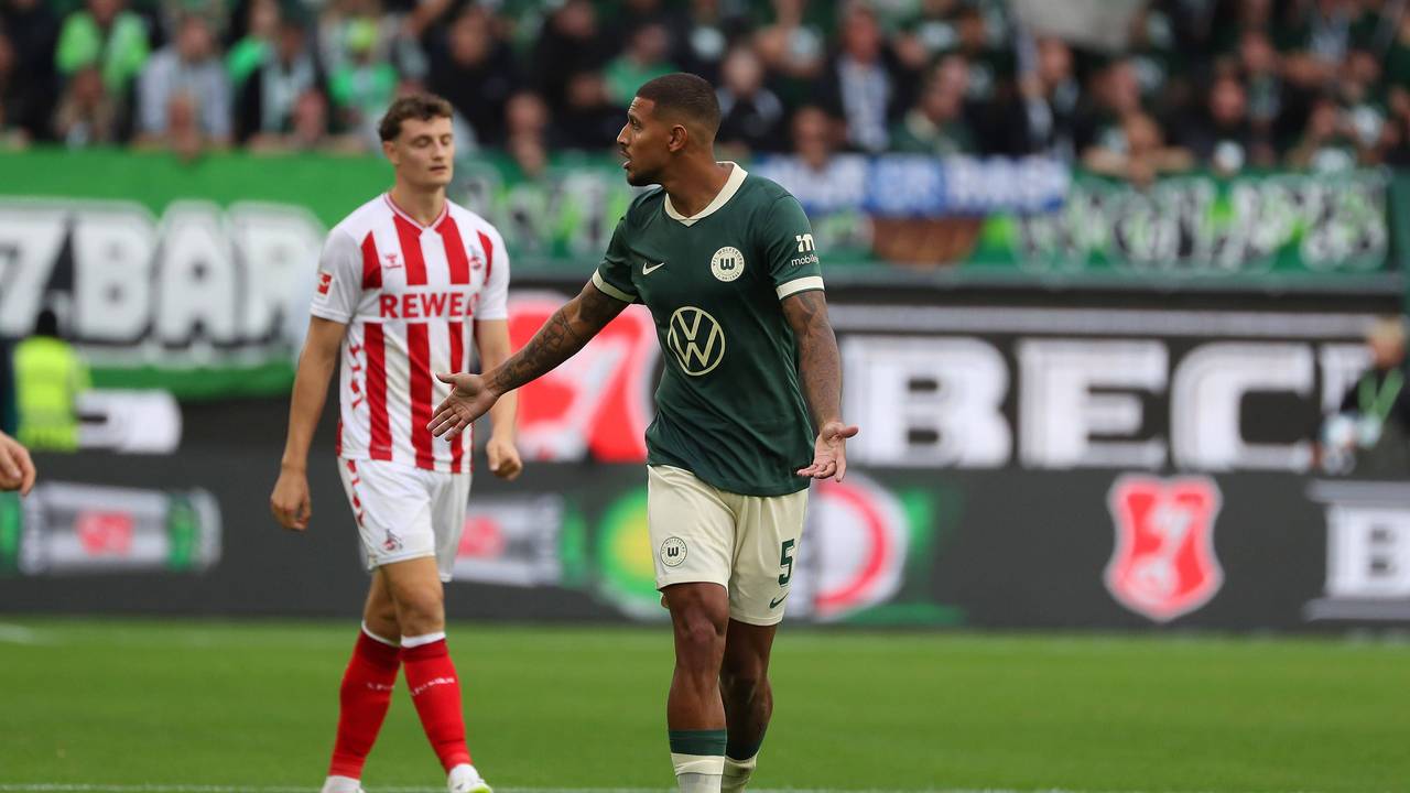 Vinicius Souza dreht sich auf dem Platz um.
