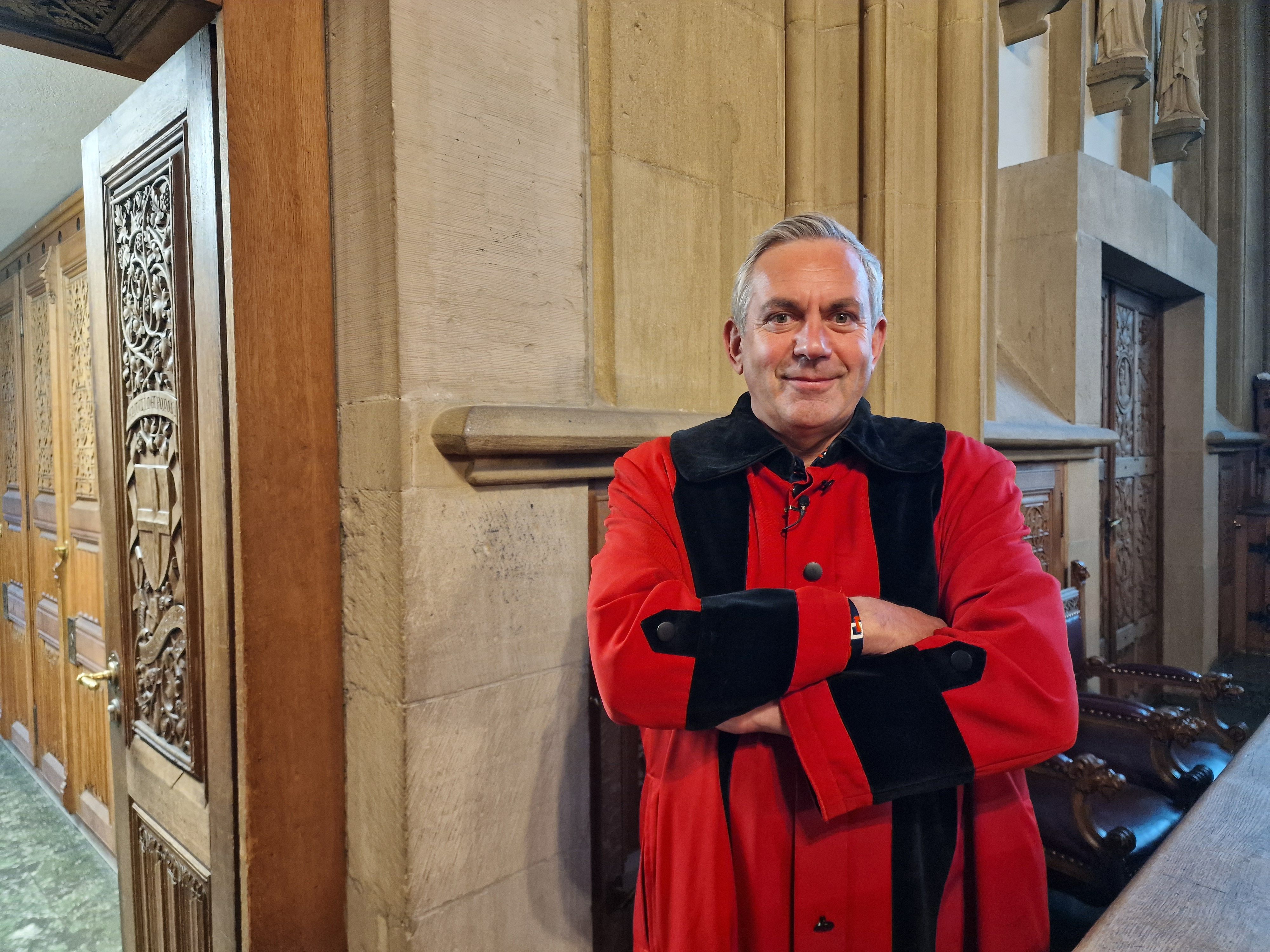 Wladimir Kaminer in der traditionellen Kleidung der Kölner Kirchenschweizer.