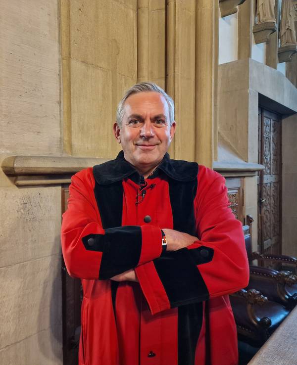 Wladimir Kaminer in der traditionellen Kleidung der Kölner Kirchenschweizer.