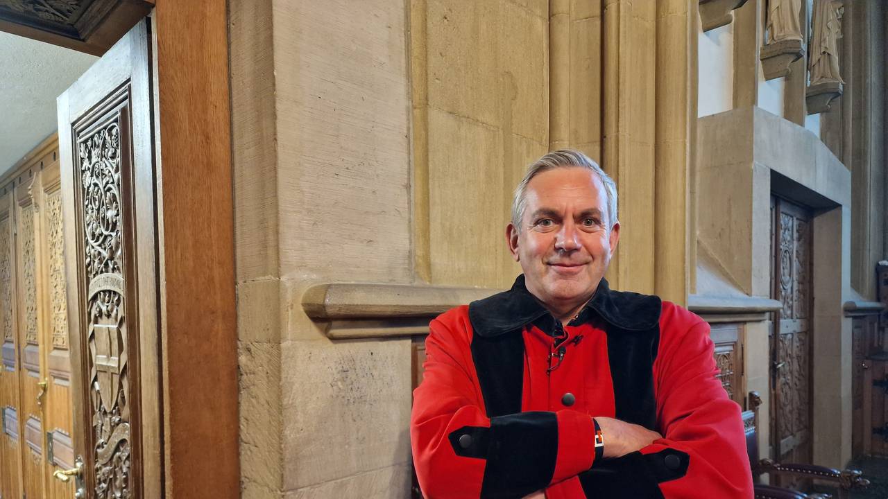 Wladimir Kaminer in der traditionellen Kleidung der Kölner Kirchenschweizer.