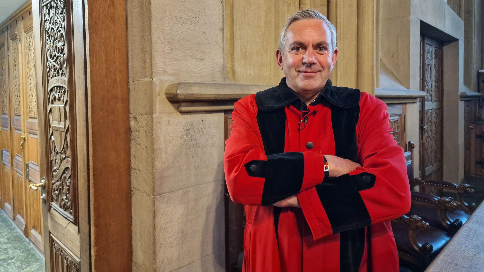 Wladimir Kaminer in der traditionellen Kleidung der Kölner Kirchenschweizer.