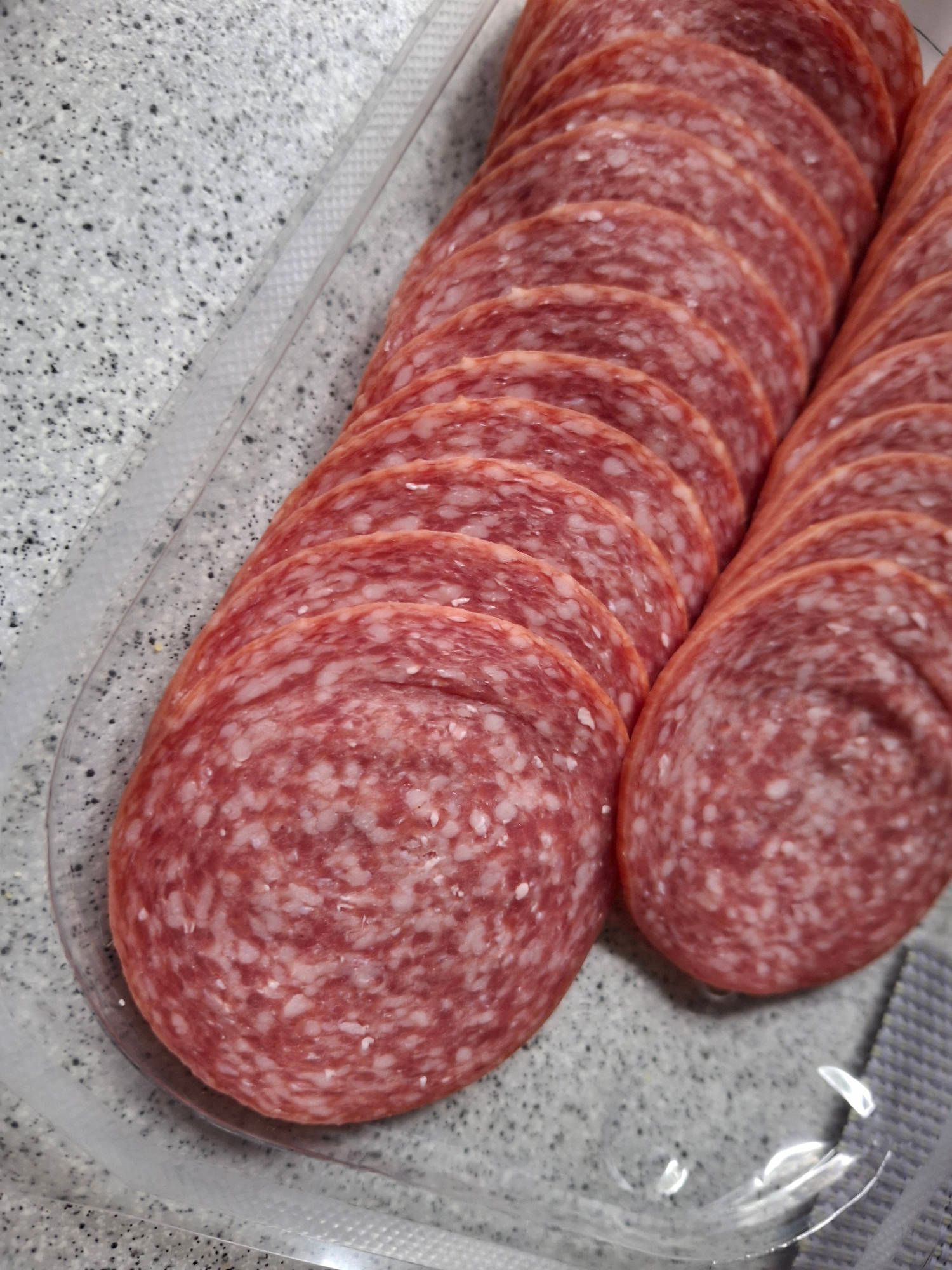 Die Dulano Delikatess Edel Salami Rind, 100 Gramm“ des Herstellers Gustoland aus Oer-Erkenschwick  wird zurückgerufen. (Symbolfoto)