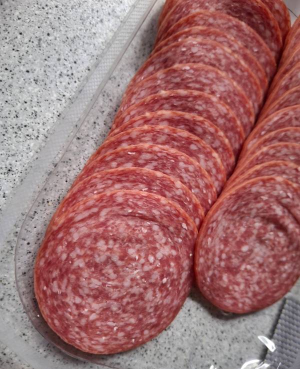 Die Dulano Delikatess Edel Salami Rind, 100 Gramm“ des Herstellers Gustoland aus Oer-Erkenschwick wird zurückgerufen. (Symbolfoto)