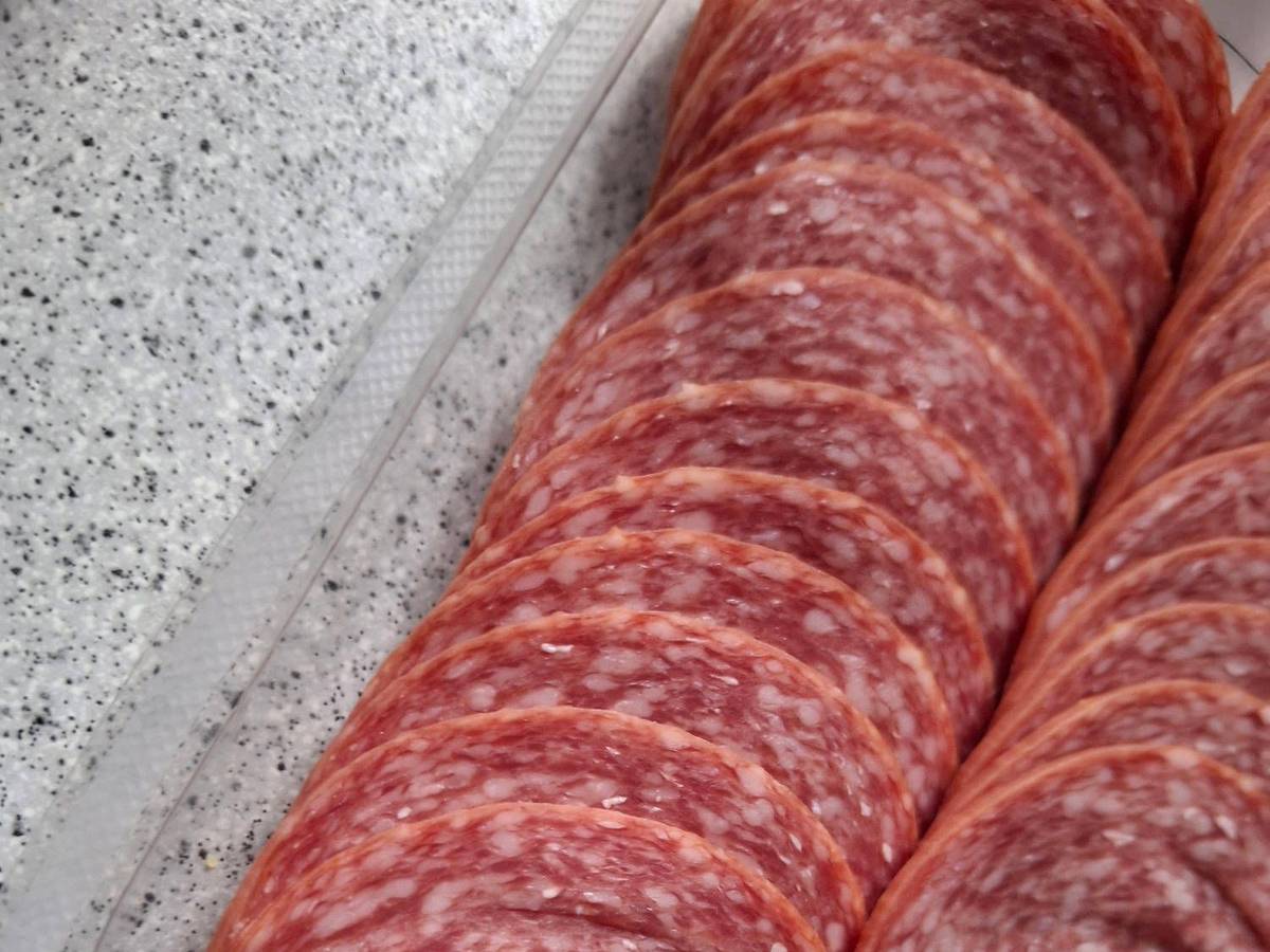 Die Dulano Delikatess Edel Salami Rind, 100 Gramm“ des Herstellers Gustoland aus Oer-Erkenschwick wird zurückgerufen. (Symbolfoto)
