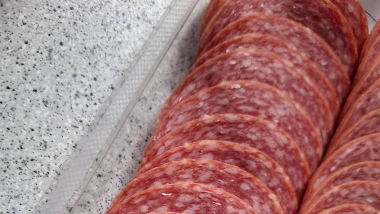 Die Dulano Delikatess Edel Salami Rind, 100 Gramm“ des Herstellers Gustoland aus Oer-Erkenschwick wird zurückgerufen. (Symbolfoto)