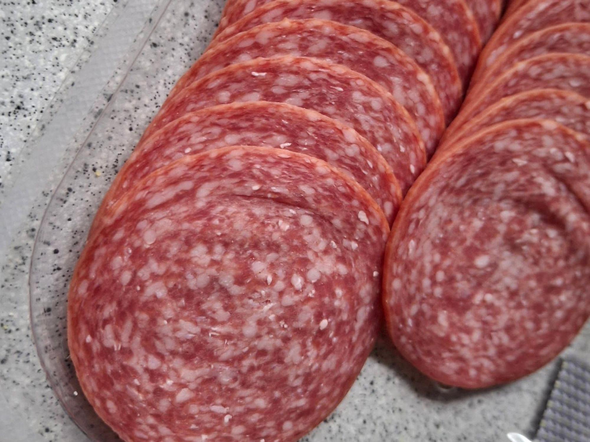 Die Dulano Delikatess Edel Salami Rind, 100 Gramm“ des Herstellers Gustoland aus Oer-Erkenschwick wird zurückgerufen. (Symbolfoto)