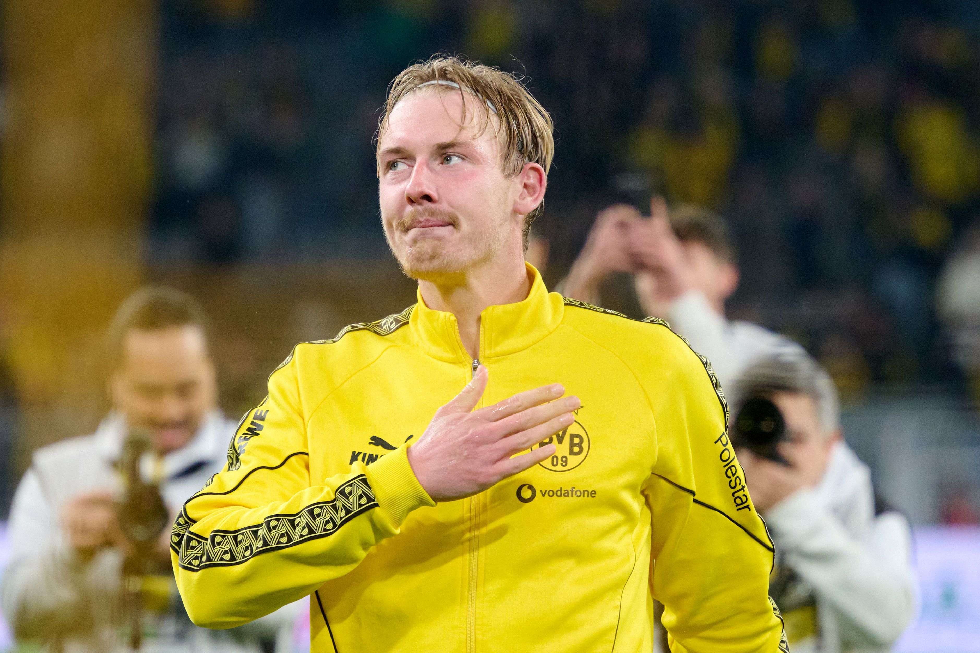 Julian Brandt (Borussia Dortmund) verabschiedet sich von den Fans.