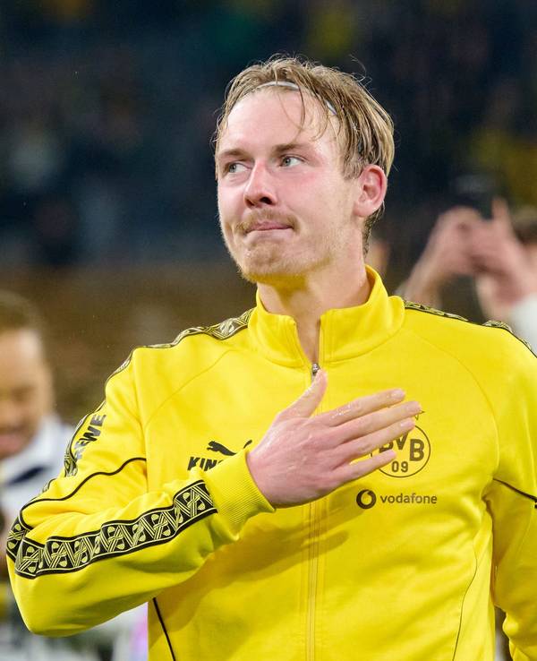 Julian Brandt (Borussia Dortmund) verabschiedet sich von den Fans.