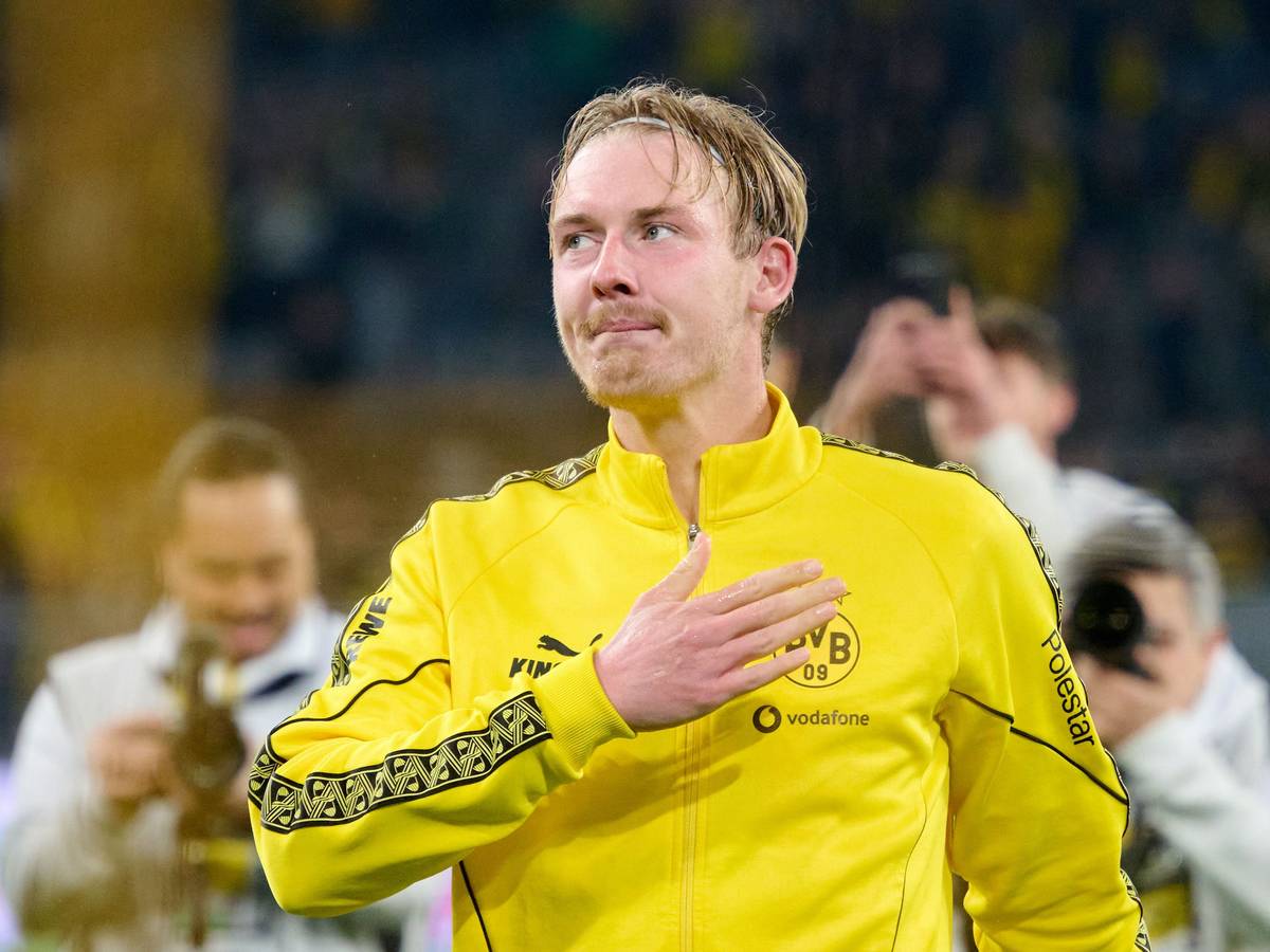 Julian Brandt (Borussia Dortmund) verabschiedet sich von den Fans.