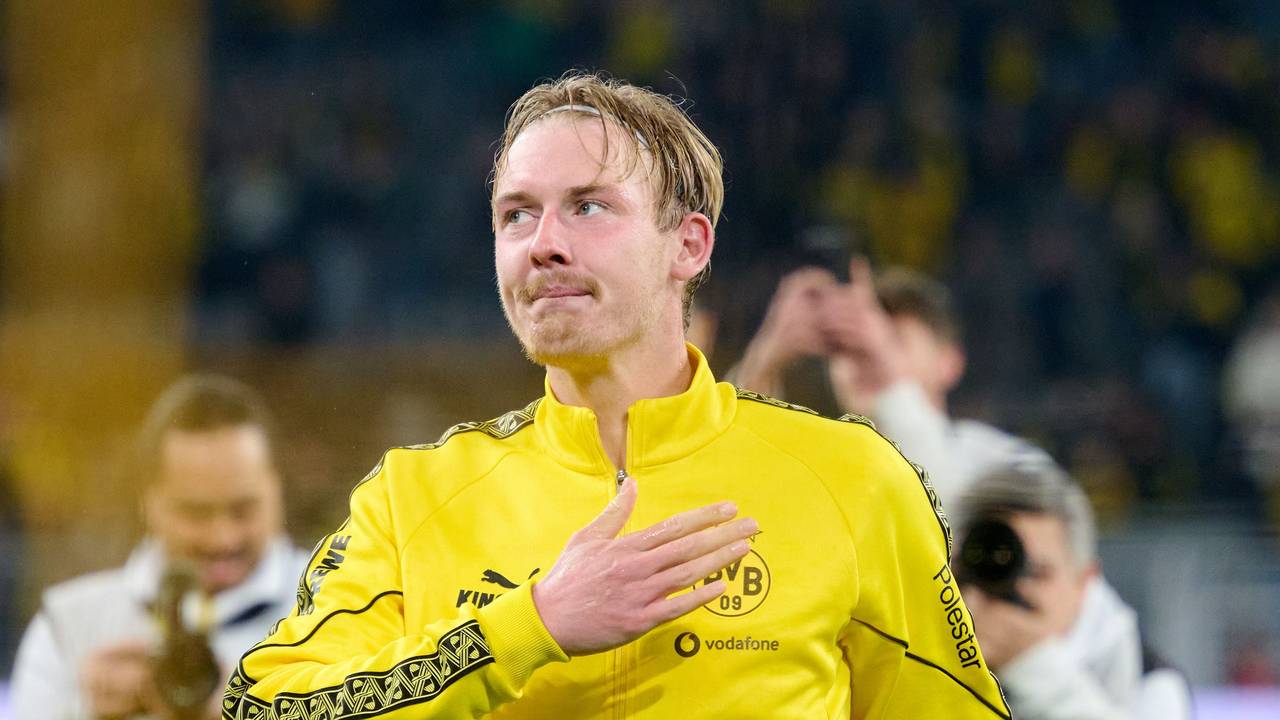 Julian Brandt (Borussia Dortmund) verabschiedet sich von den Fans.