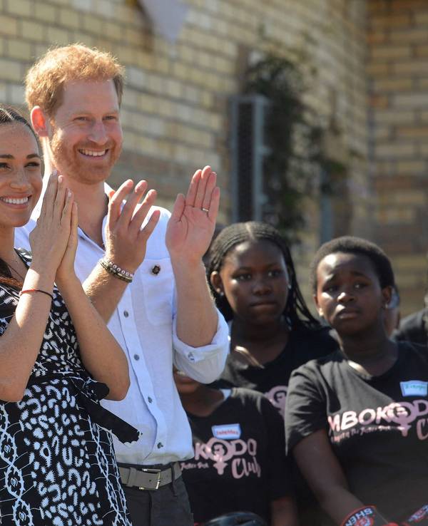 Prinz Harry und Herzogin Meghan klatschen.