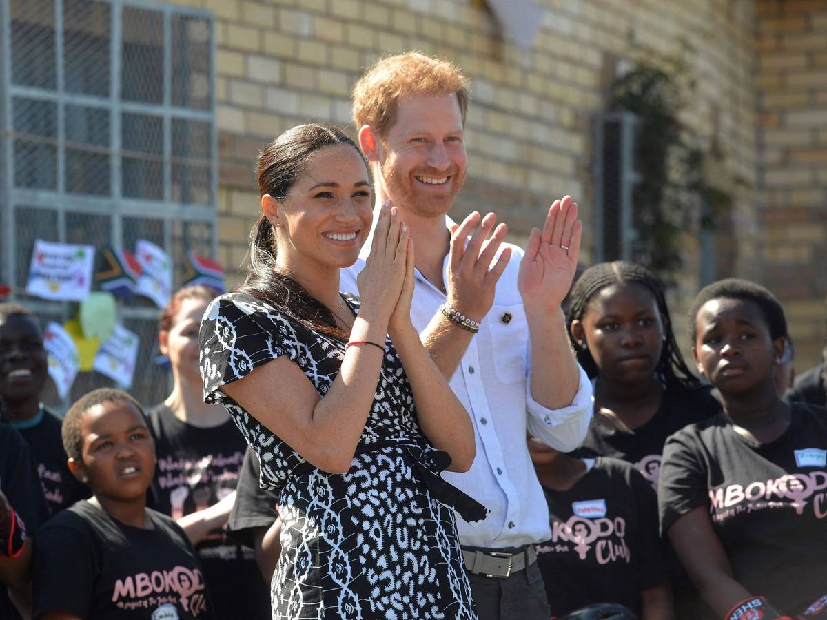 Prinz Harry und Herzogin Meghan klatschen.