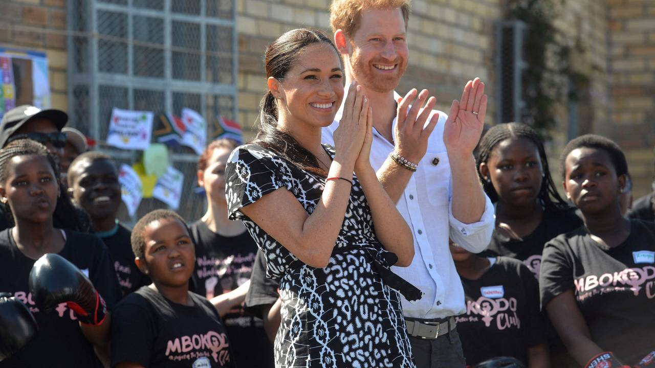 Prinz Harry und Herzogin Meghan klatschen.