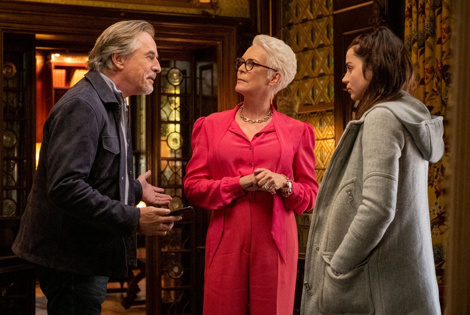 Harlans Tochter Linda (Jamie Lee Curtis, Mitte) und ihr Mann Richard (Don Johnson) versichern Krankenschwester Marta (Ana de Armas) ihre Unterstützung. (Bild: ARD Degeto/2018 MRC II Distribution Company L.P. All rights reserved)