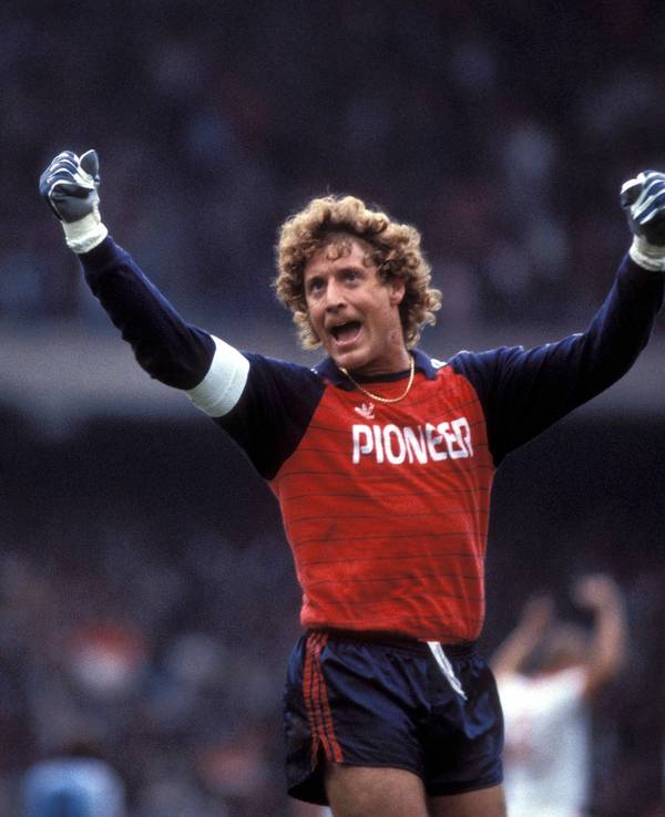 Toni Schumacher jubelt im blau-roten Trikot.