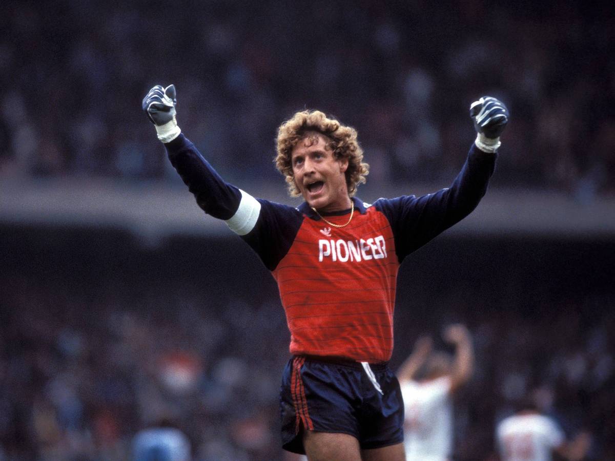 Toni Schumacher jubelt im blau-roten Trikot.