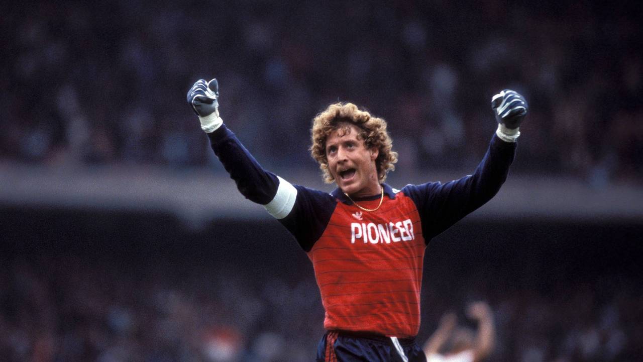 Toni Schumacher jubelt im blau-roten Trikot.