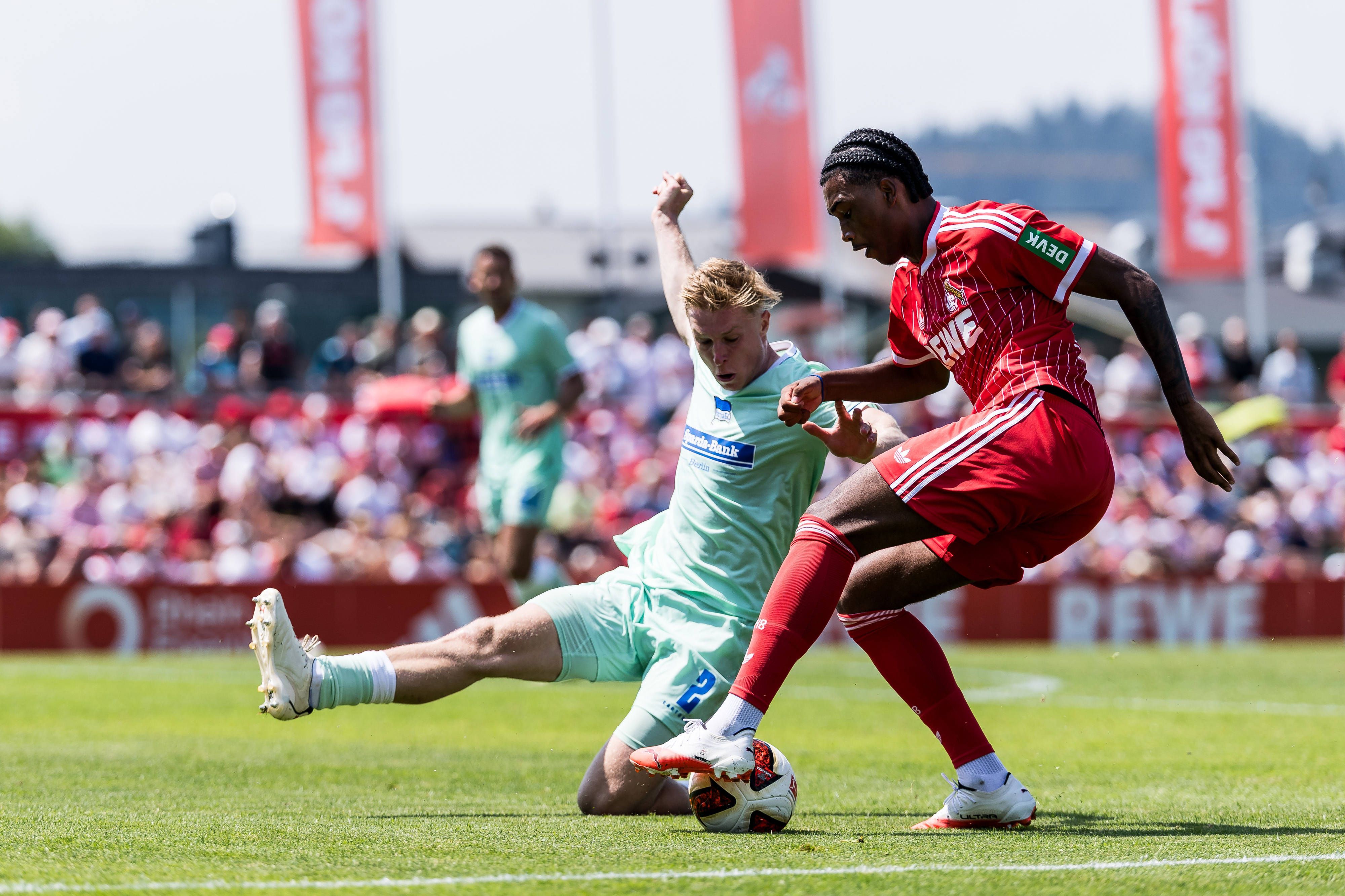 Reigan Heskey beim Dribbling.