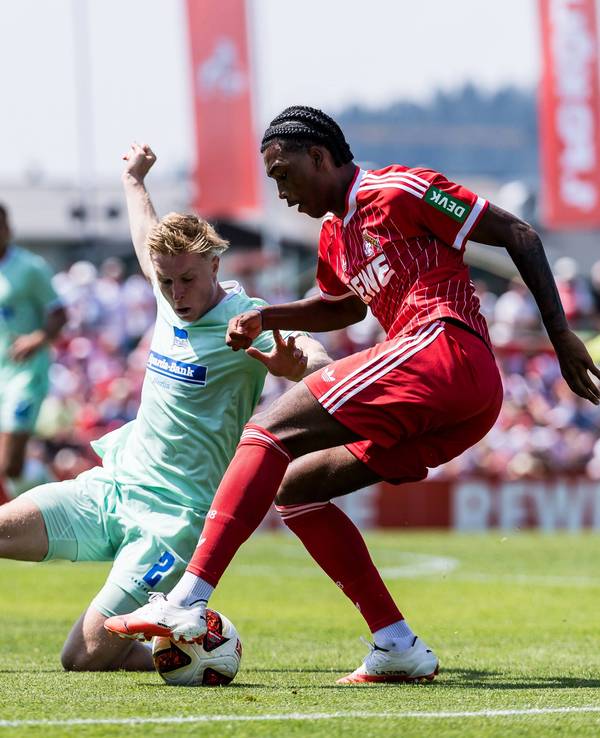 Reigan Heskey beim Dribbling.