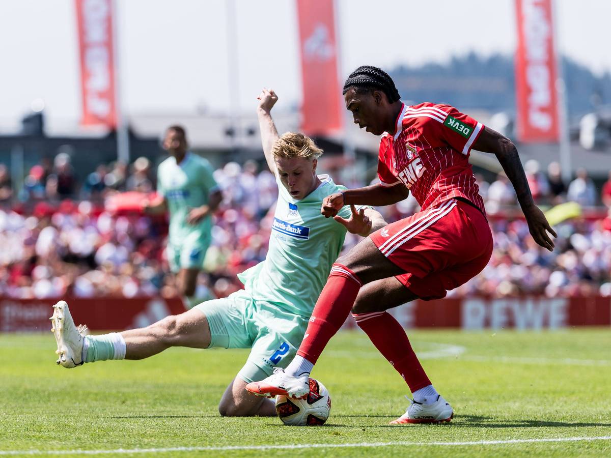 Reigan Heskey beim Dribbling.