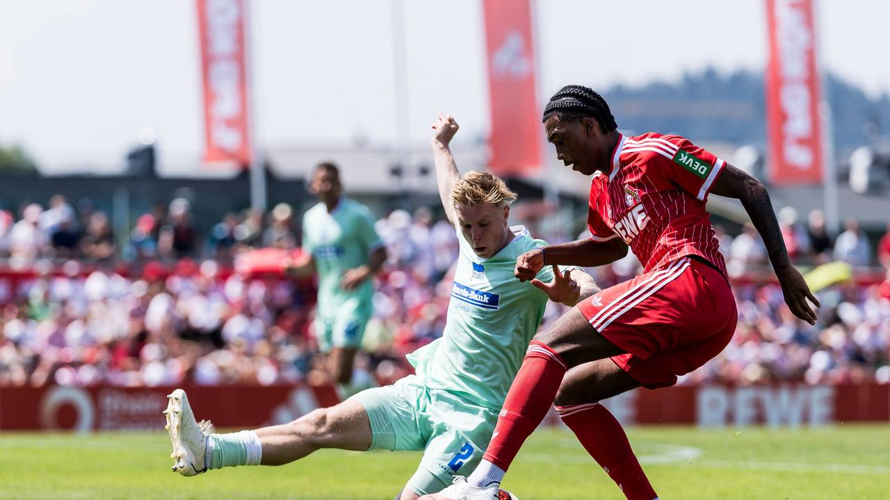 Reigan Heskey beim Dribbling.