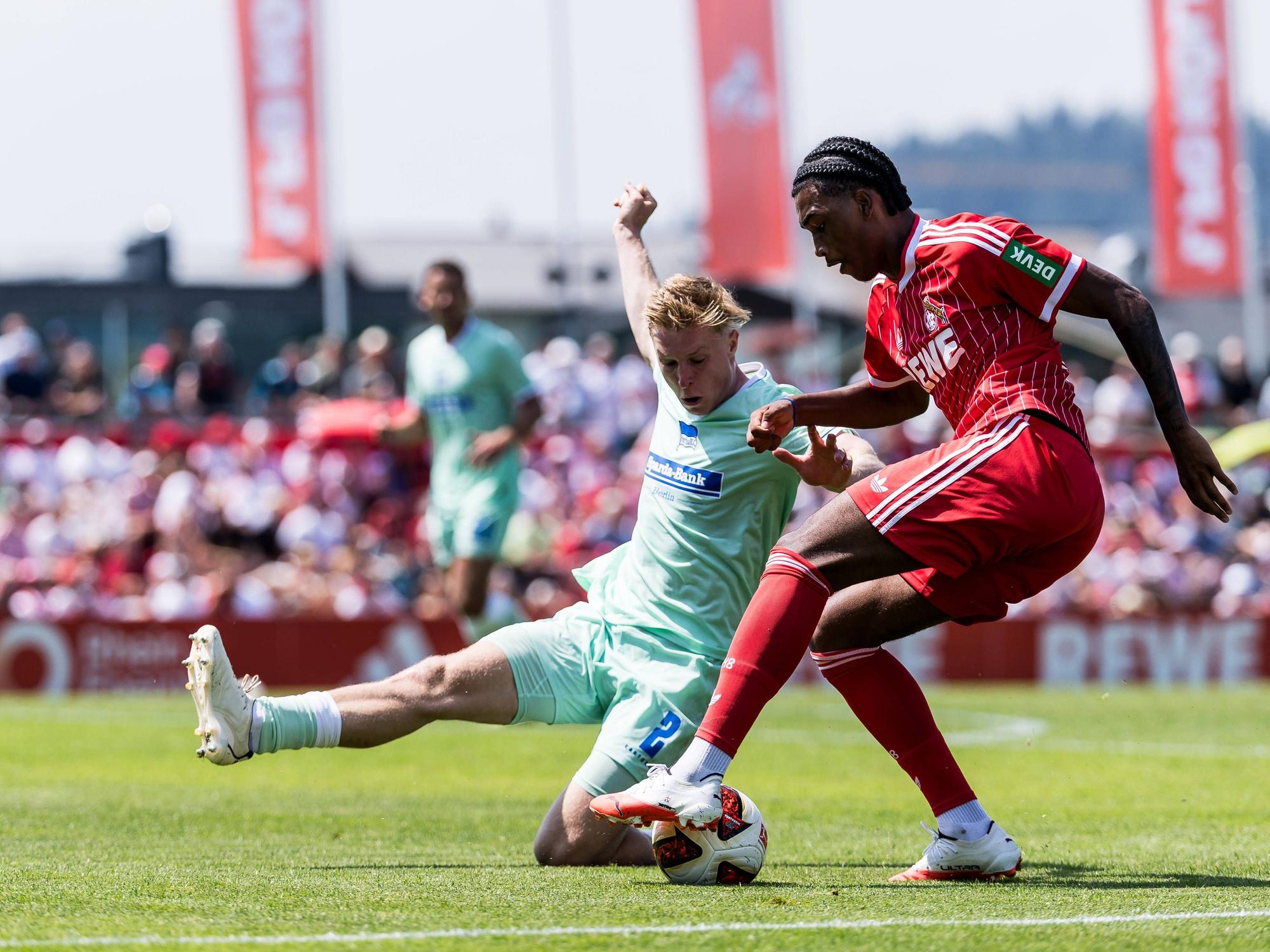 Reigan Heskey beim Dribbling.