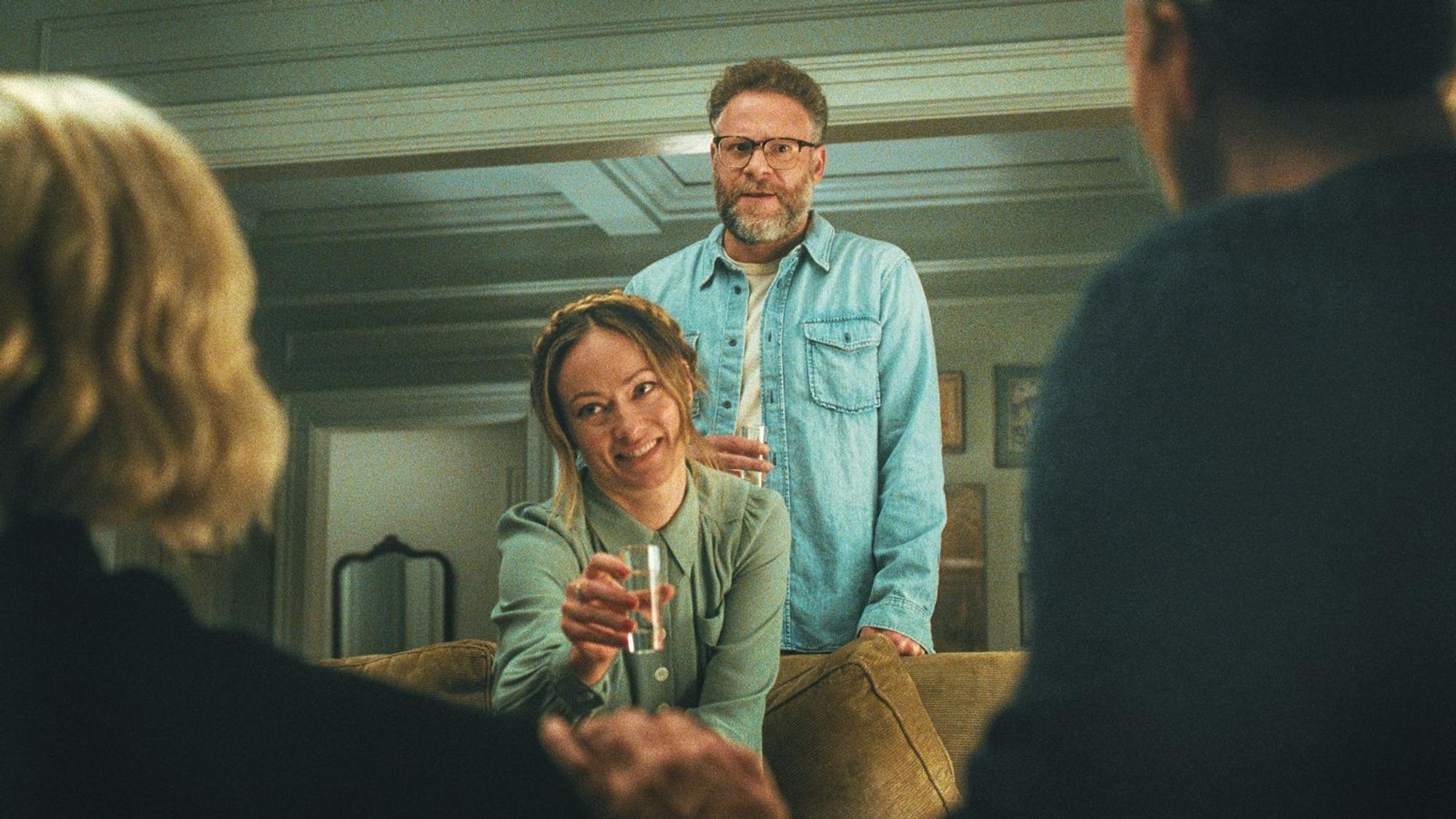 Szene aus „The Invite“: Angela (Olivia Wilde) und Joe (Seth Rogen) haben Probleme mit sich selbst und Probleme mit ihren Nachbarn. (Bild: Tobis Film)