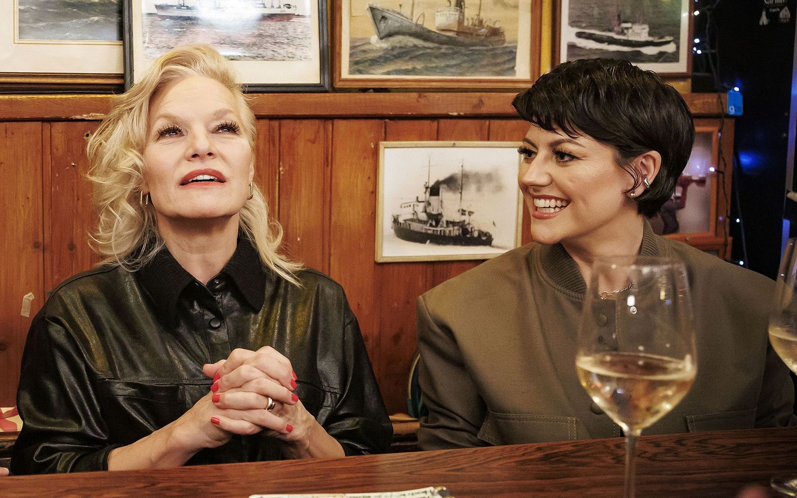 Lachen, Singen und übers Outing reden: Bei „Inas Nacht“ gab es zwischen Gastgeberin Ina Müller (links) und Comedienne Tahnee viel zu besprechen. (Bild: NDR/ARD/Morris Mac Matzen)