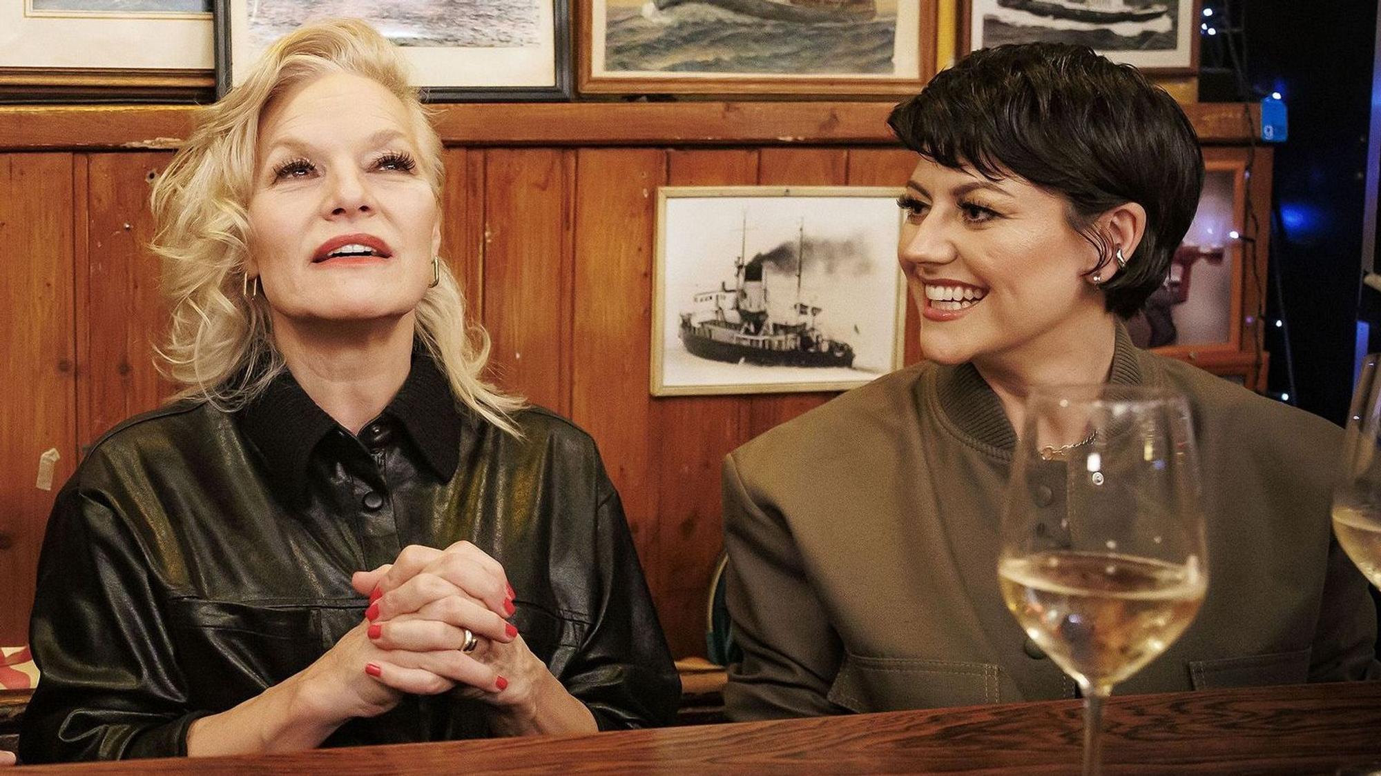 Lachen, Singen und übers Outing reden: Bei „Inas Nacht“ gab es zwischen Gastgeberin Ina Müller (links) und Comedienne Tahnee viel zu besprechen. (Bild: NDR/ARD/Morris Mac Matzen)