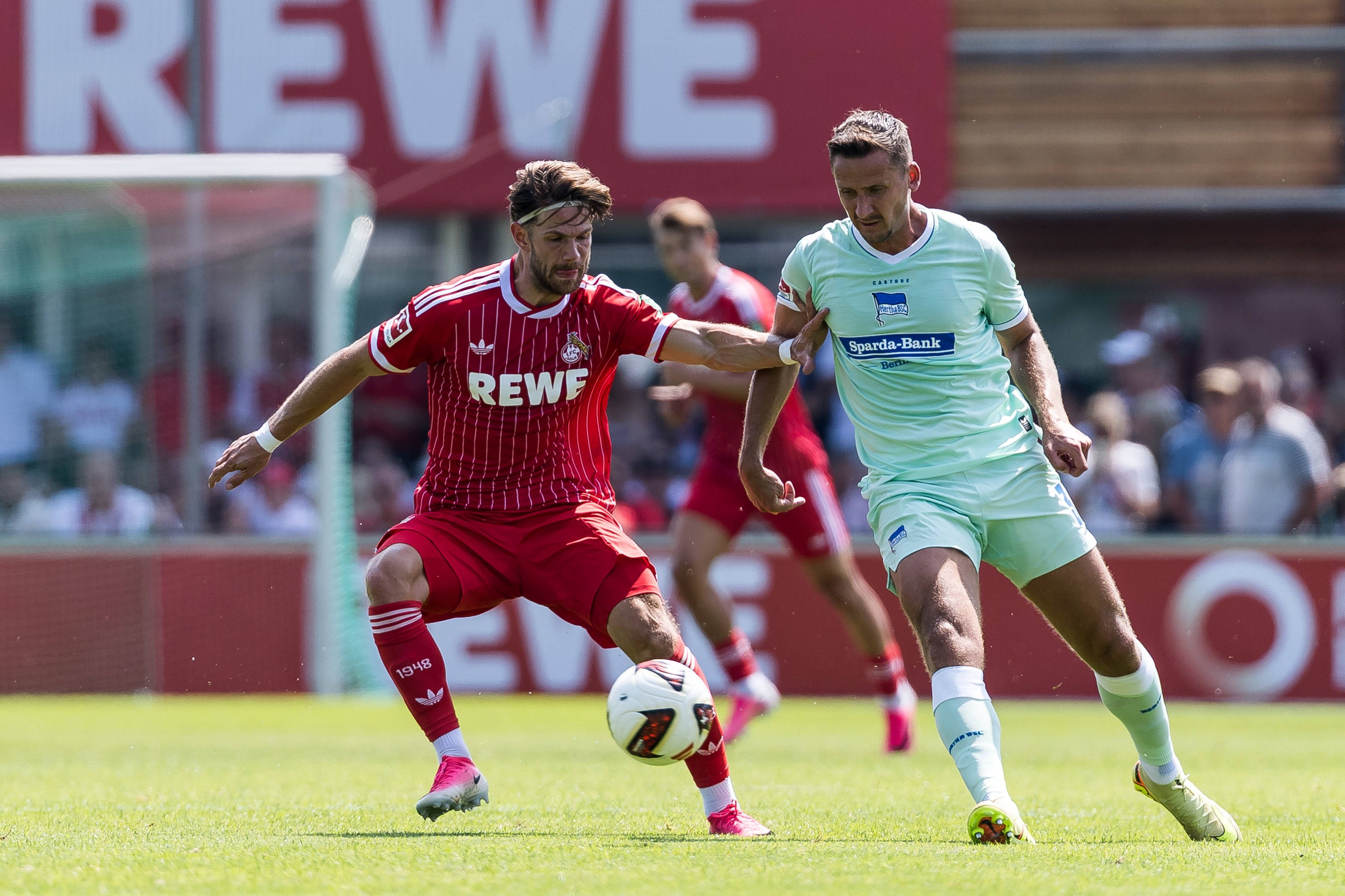 Jan Thielmann im Testspiel im Zweikampf mit Paul Seguin.