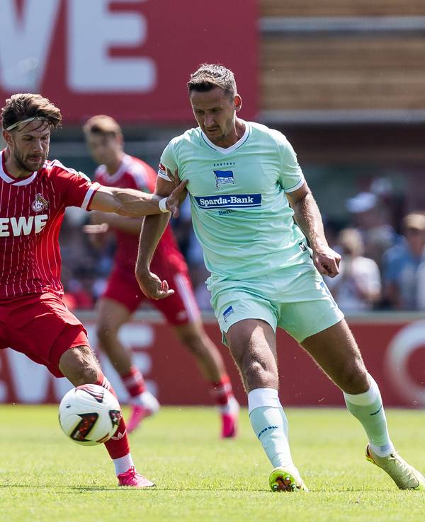 Jan Thielmann im Testspiel im Zweikampf mit Paul Seguin.