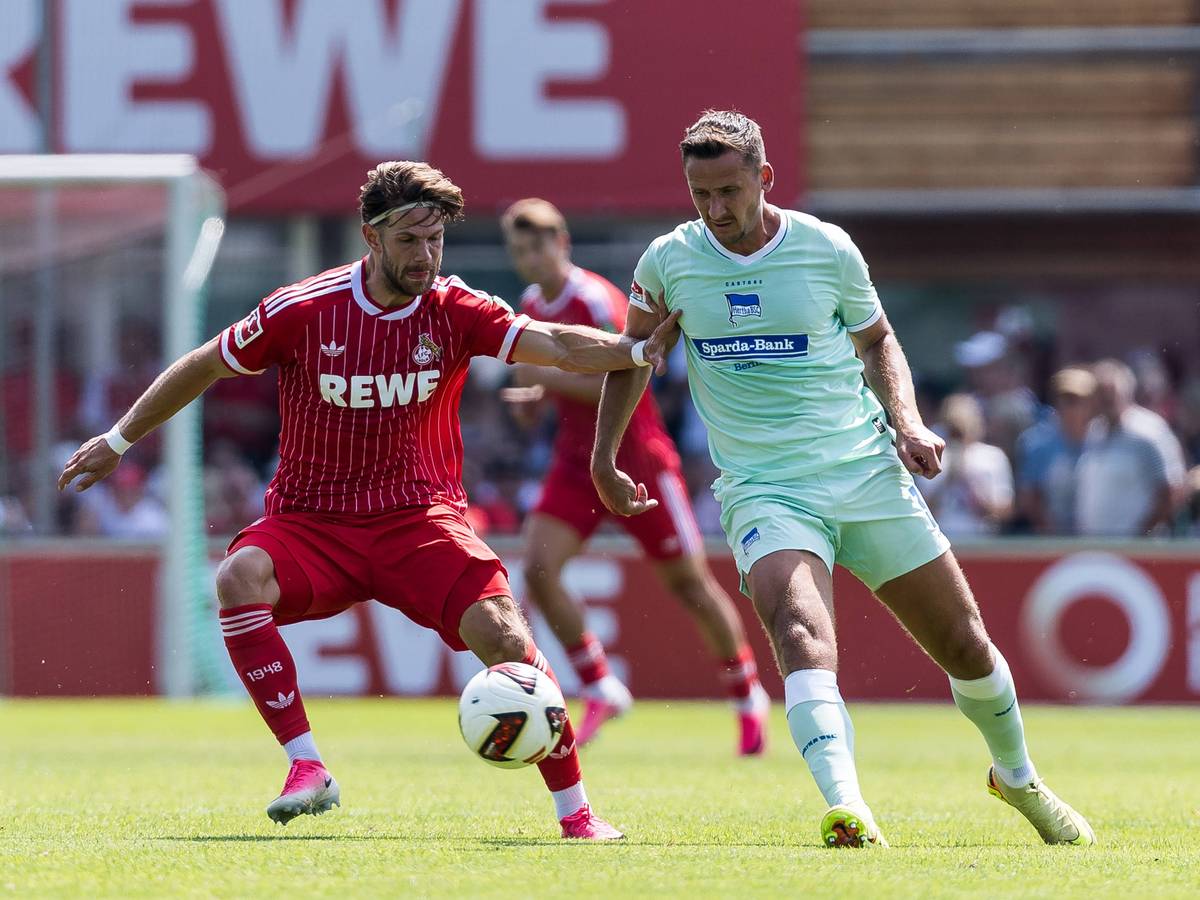 Jan Thielmann im Testspiel im Zweikampf mit Paul Seguin.