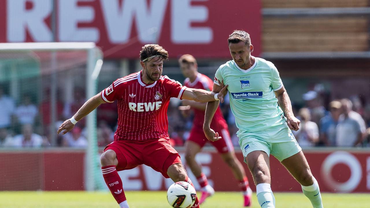 Jan Thielmann im Testspiel im Zweikampf mit Paul Seguin.