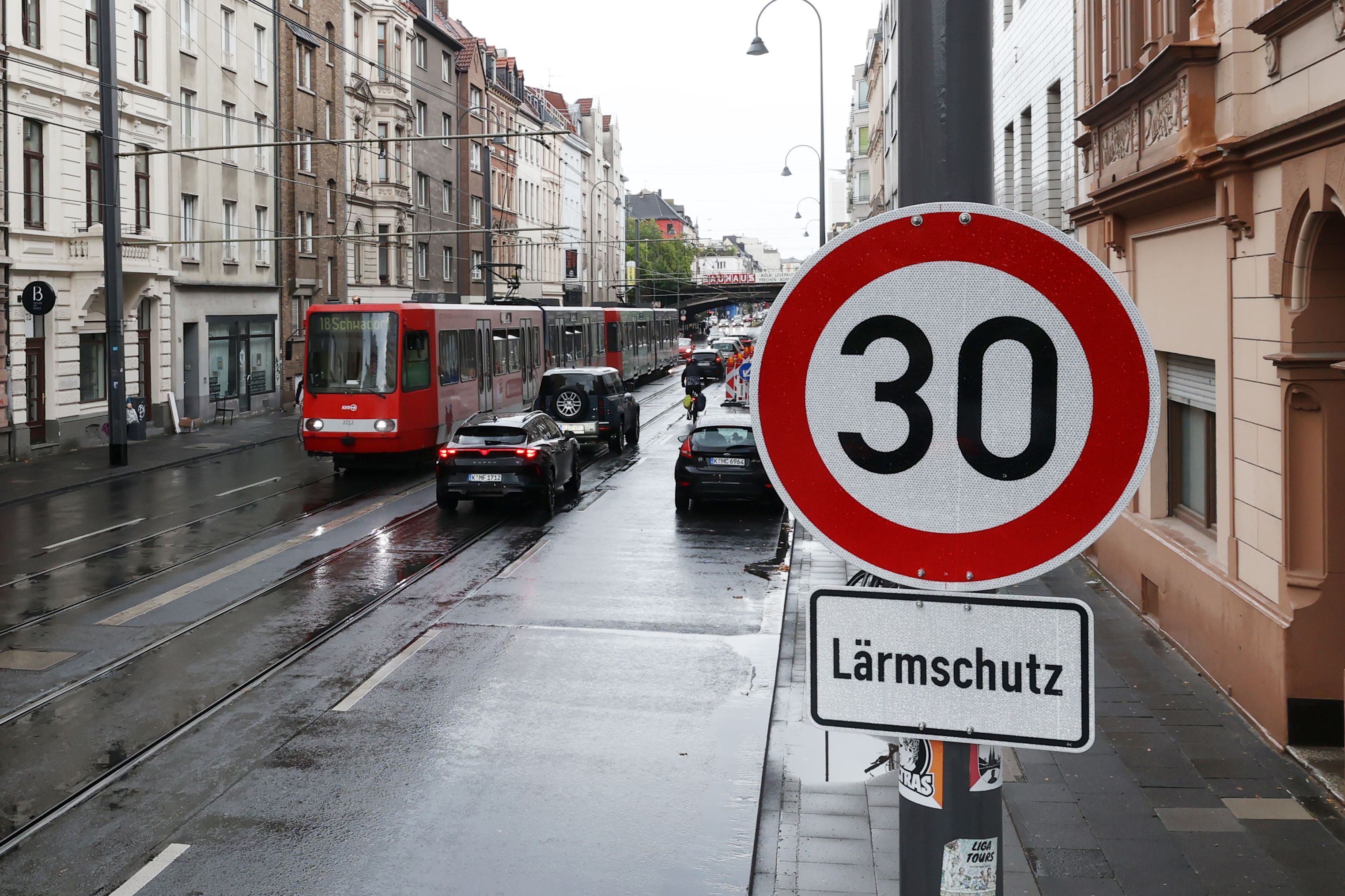 Die Stadt Köln hat ein Gutachten für einen Radweg auf der Luxemburger Straße in Auftrag gegeben. (Archivfoto)