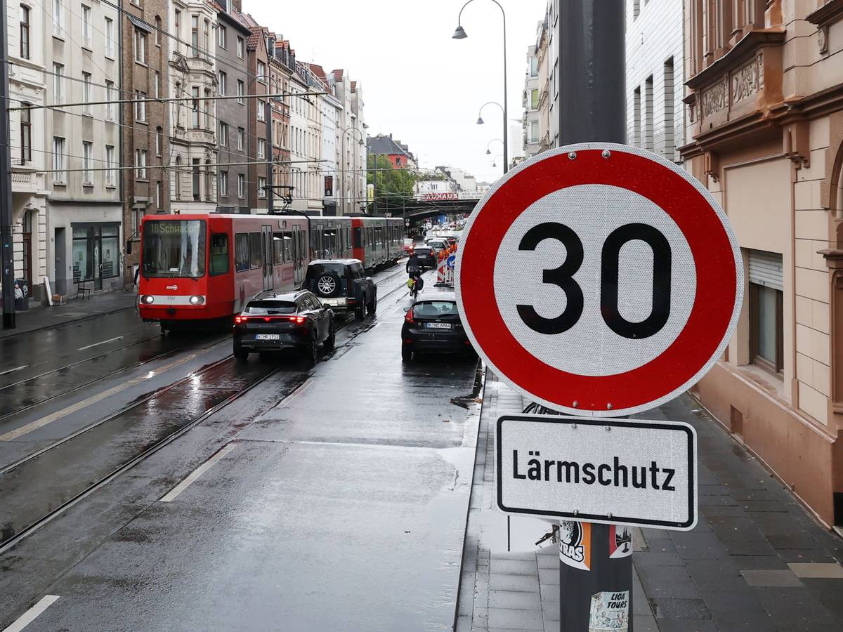 Die Stadt Köln hat ein Gutachten für einen Radweg auf der Luxemburger Straße in Auftrag gegeben. (Archivfoto)