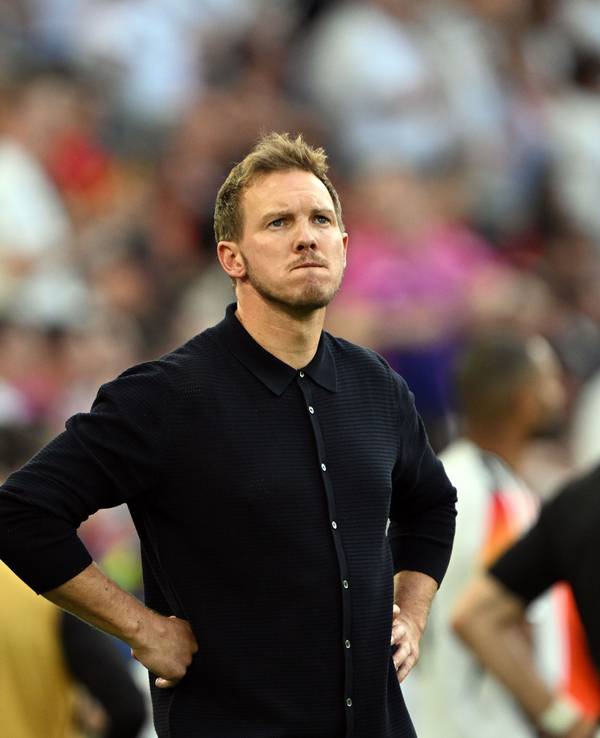 ARCHIV - 05.07.2024, Baden-Württemberg, Stuttgart: Fußball, UEFA Euro 2024, EM, Spanien - Deutschland, Finalrunde, Viertelfinale, Stuttgart Arena, Deutschlands Bundestrainer Julian Nagelsmann steht an der Seitenlinie. (zu dpa: «Die Chronik des Scheiterns von Julian Nagelsmann») Foto: Federico Gambarini/dpa +++ dpa-Bildfunk +++