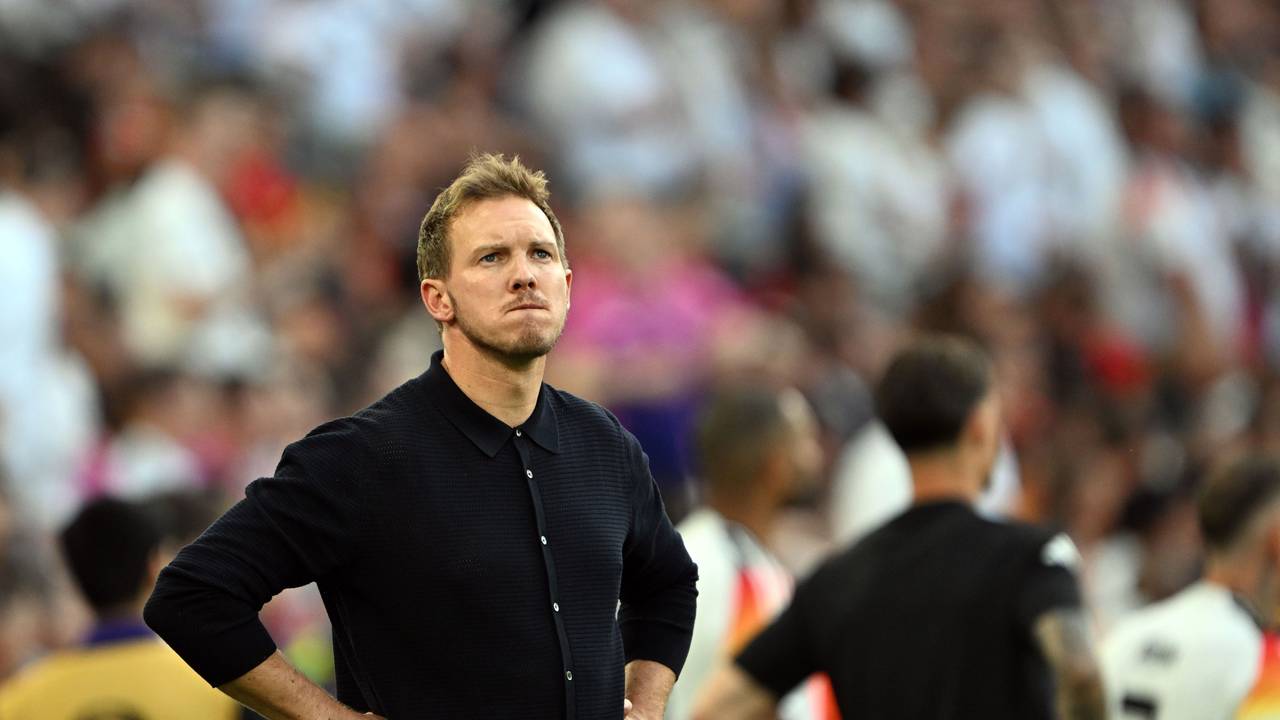 Julian Nagelsmann steht an der Seitenlinie.
